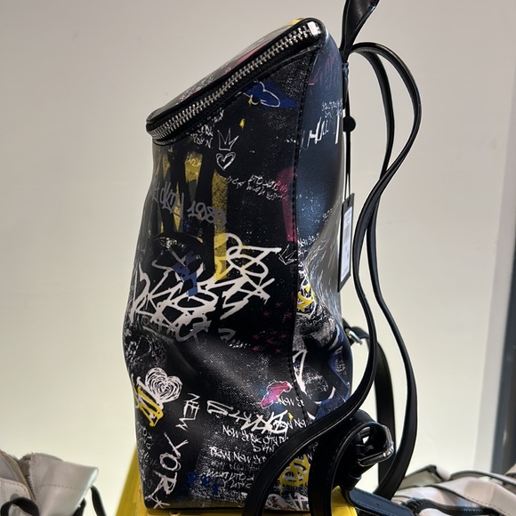 Sky the limit with this backpack New York by DKNY - Picture 2 of 6